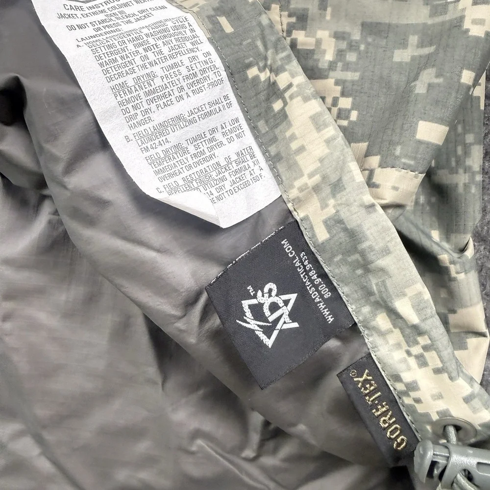 US Military Gen III Extreme Cold Wet Weather Jacket Gore Tex Digital Camo MEDIUM